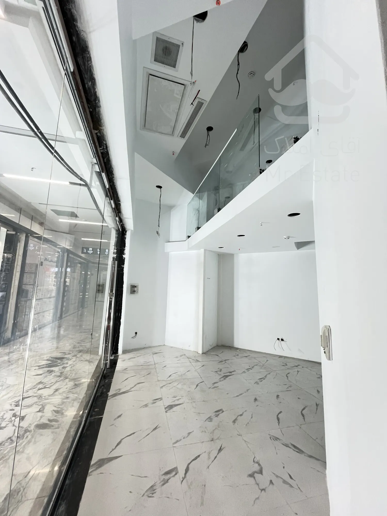 ۲۸ متر مغازه دارای بالکن پاساژ فراز لاله زار