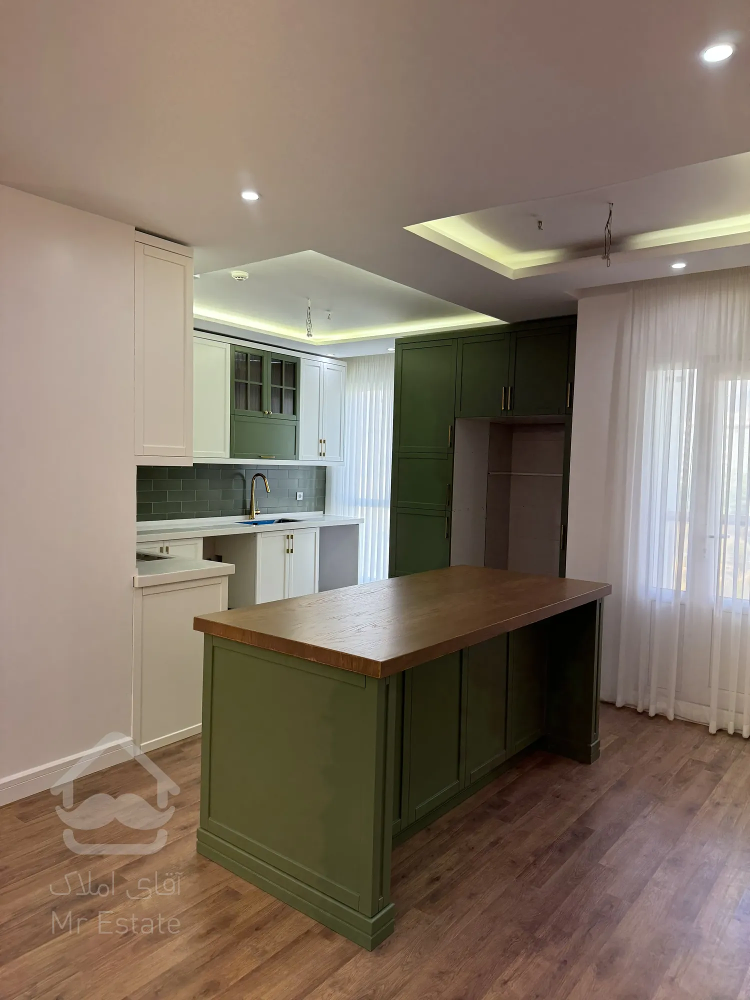 فروش اپارتمان ۱۳۰ متری دو خوابه فول مشاعات رونیکا پالاس پاسداران