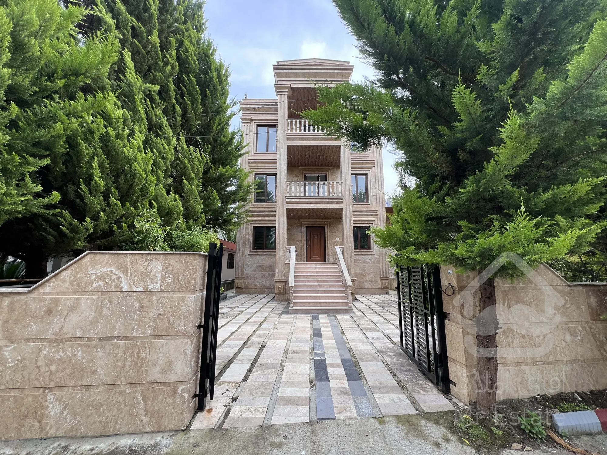 فروش ویلا شهرکی استخردار ۳۰۰ متر/مدارک کامل/لتینگان نوشهر