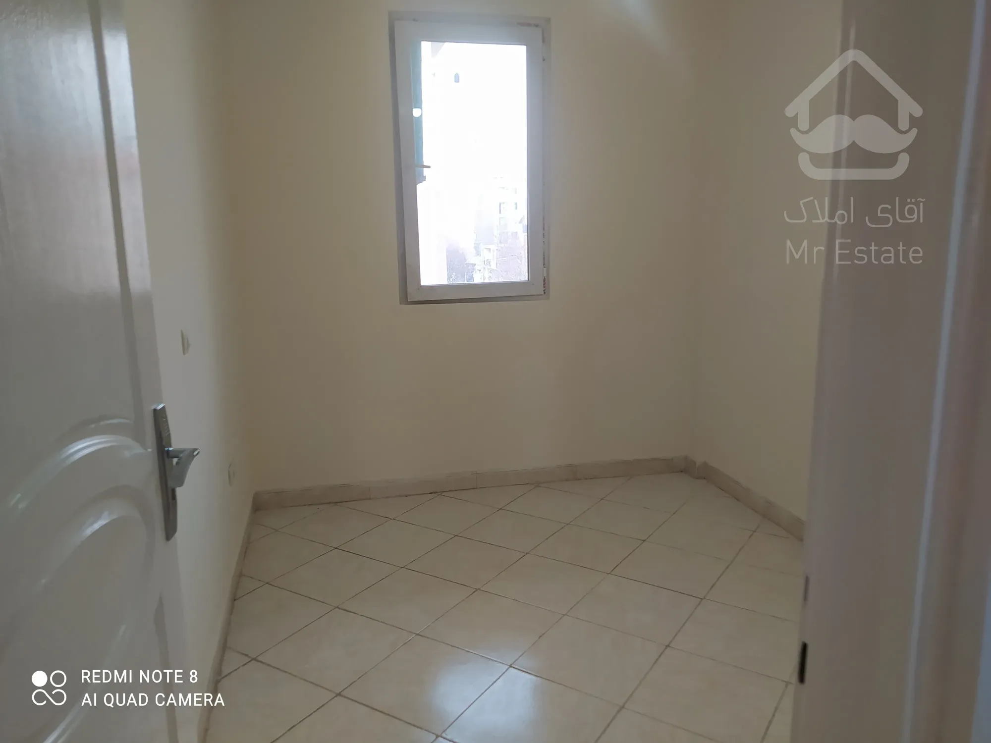 آپارتمان ۹۵ متری تک واحدی  تمیز  رنگ شده