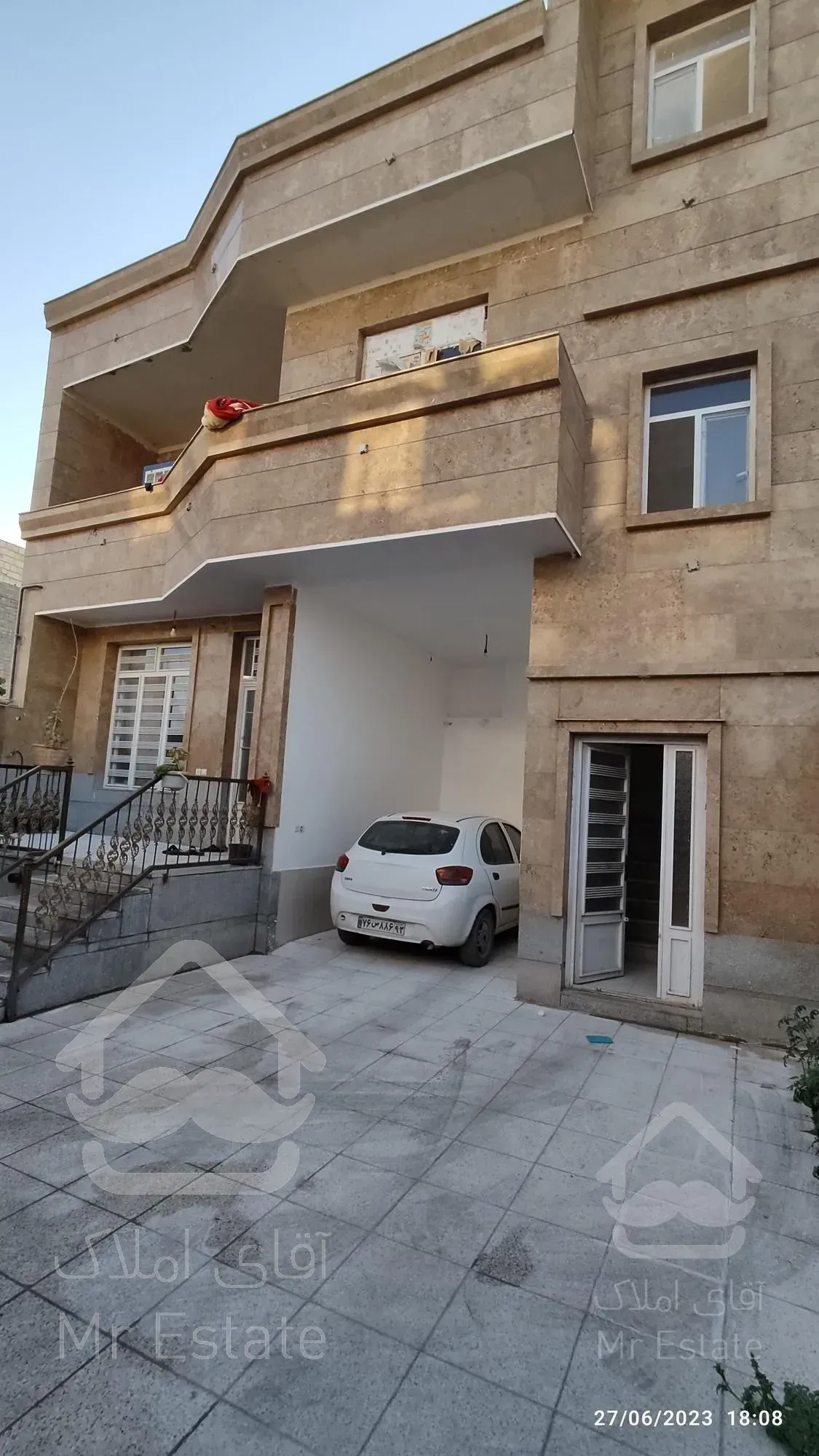 منزل ویلایی دو طبقه درب از حیاط