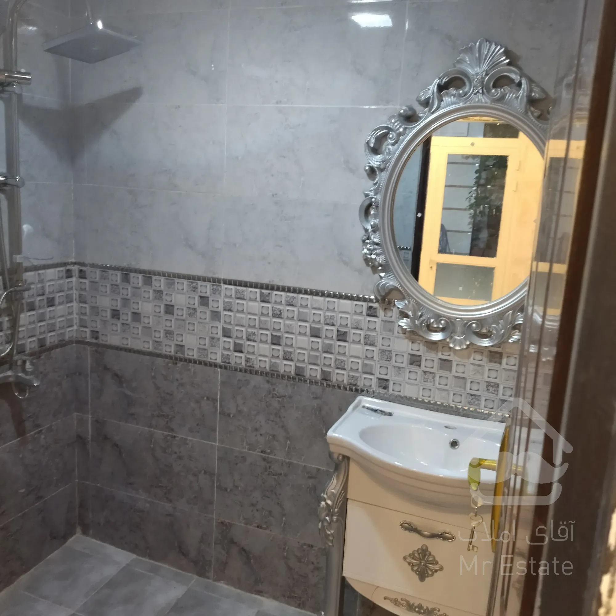 حیاط یک طبقه سرمایه گذاری تاپ لوکیشن خیابان آبرسان دمشقیه