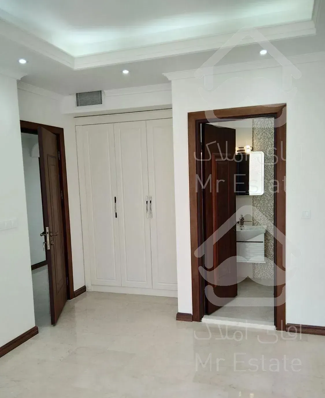 نوساز ۱۴۲ متری ۳ خوابه فلکه اول