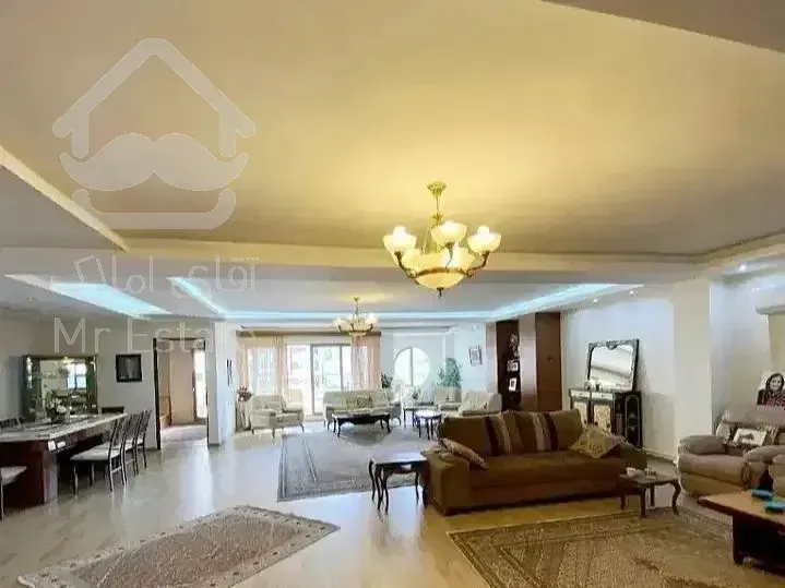 ۱۰۰متر/چهار باغ/ غرق نور/ پنجره قدی/سرمایه گزاری