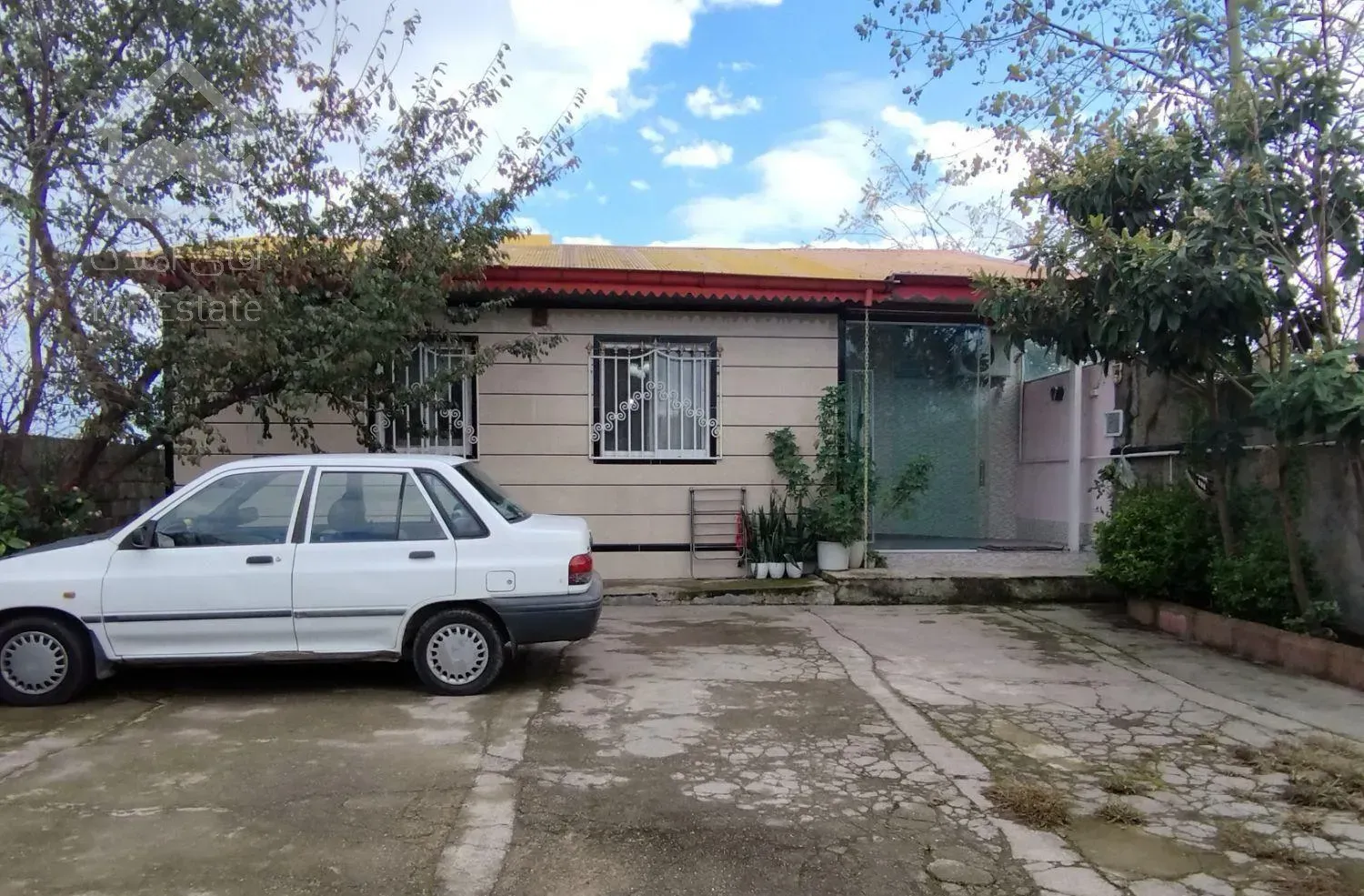 ویلا محدوده شهری//۲۴۰ متر زمین