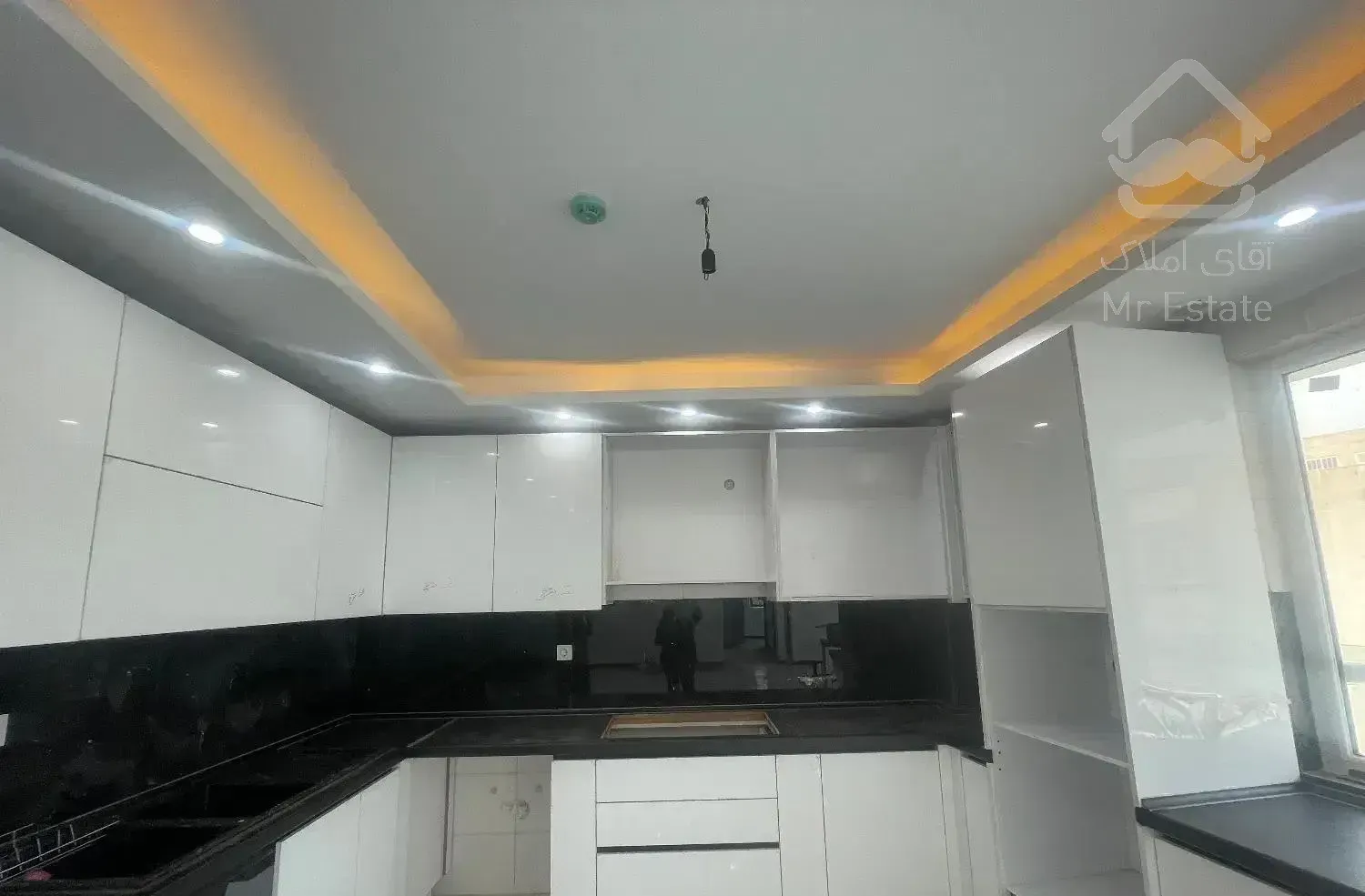 ۱۳۵ متر۳خواب فول امکانات با ۲ پارکینگ سندی