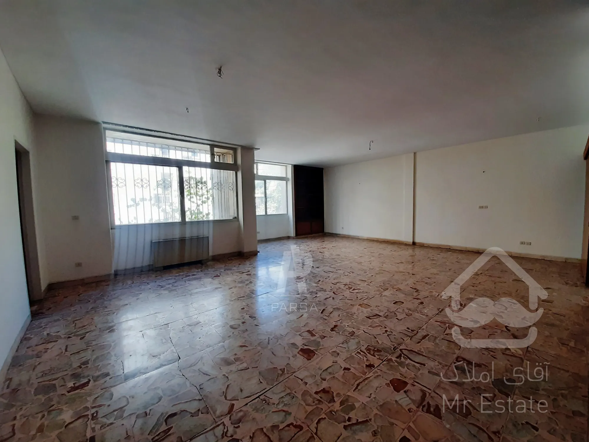 ۳۰۰متر ۴خواب/ فول امکانات / تاپ لوکیشن گاندی جهان کودک