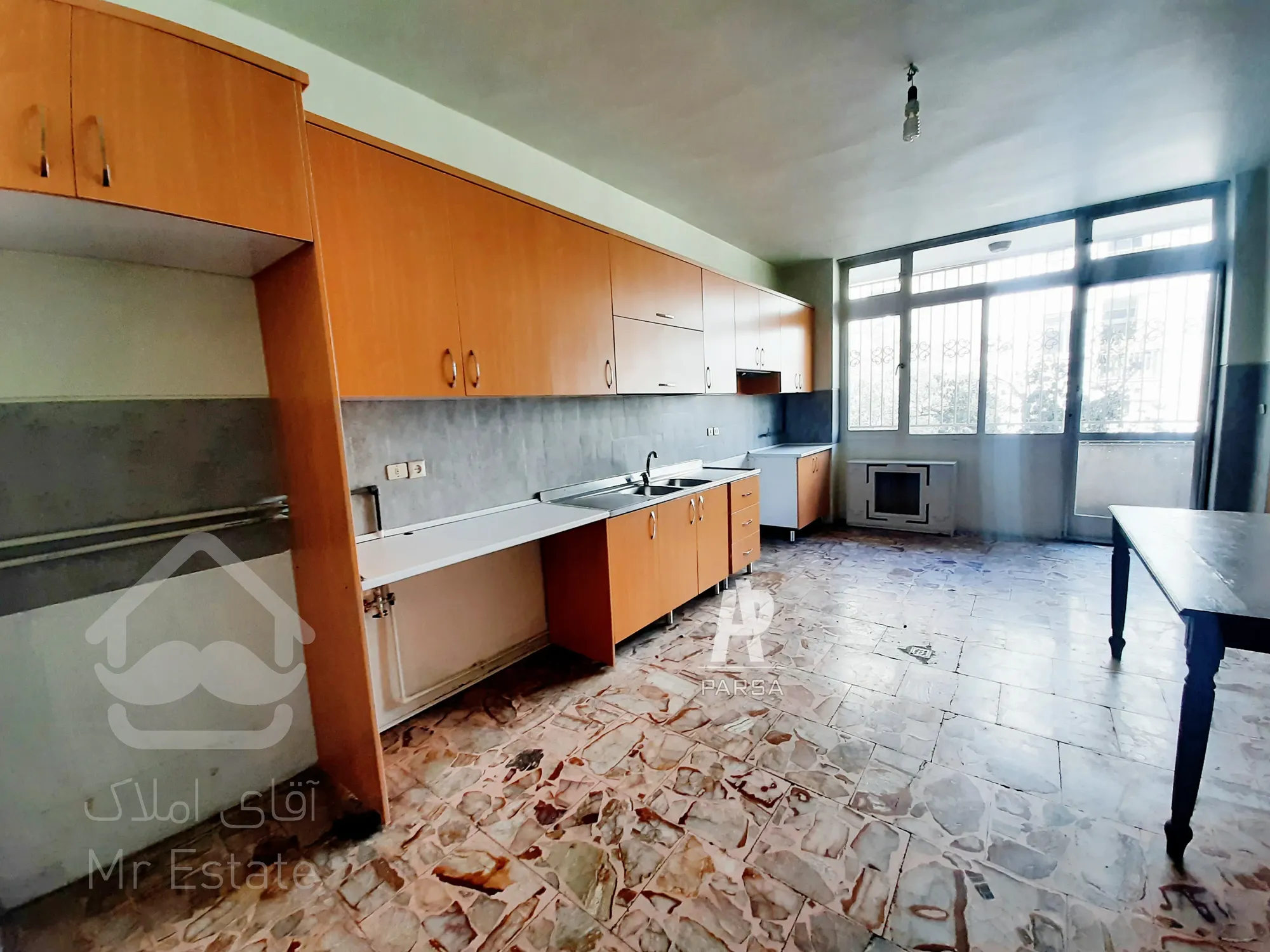 ۳۰۰متر ۴خواب/ فول امکانات / تاپ لوکیشن گاندی جهان کودک