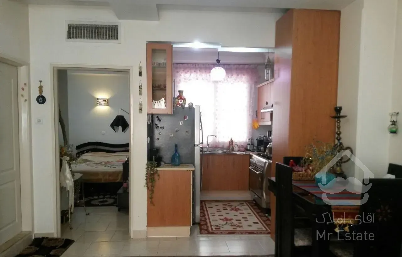 تک واحدی از هر دو طرف غرق نور نقاشی شده