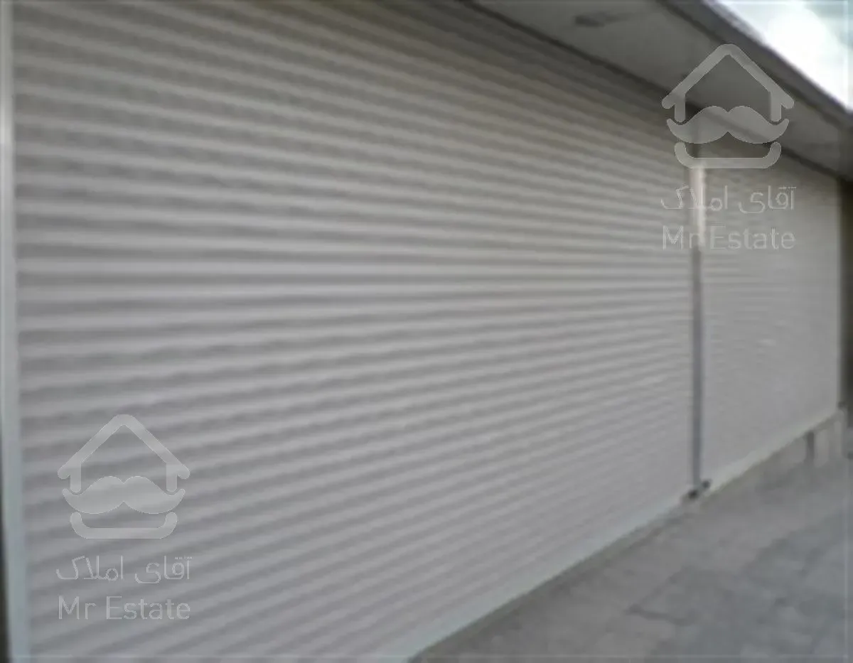 سه دهنه مغازه با آپارتمان با خانه مسکونی بالای ملک