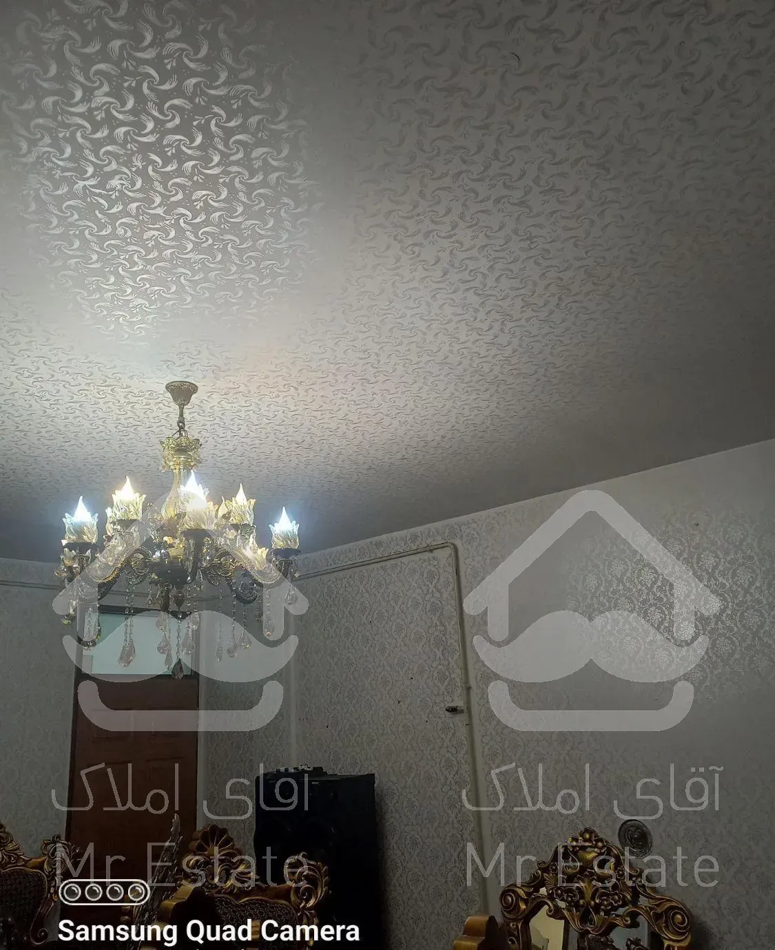 اجرای طرح کاغذ دیواری با اکیب حرفه ای