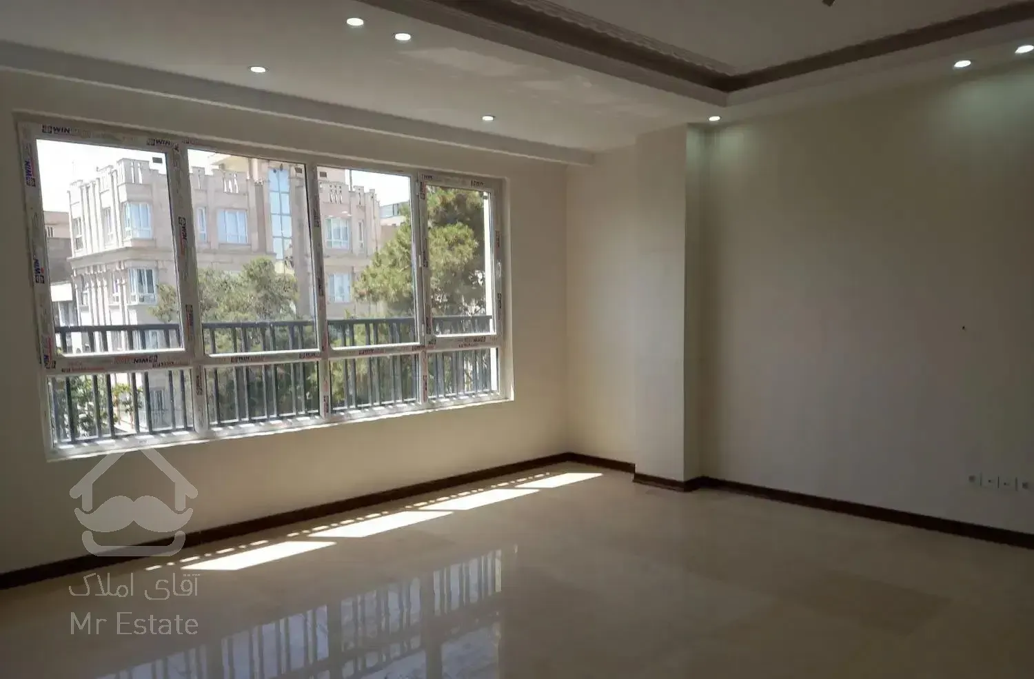 بر میدان۳۲،، ۱۲۸متر ۳خ تکواحد ط۳ فول کلید نخورده