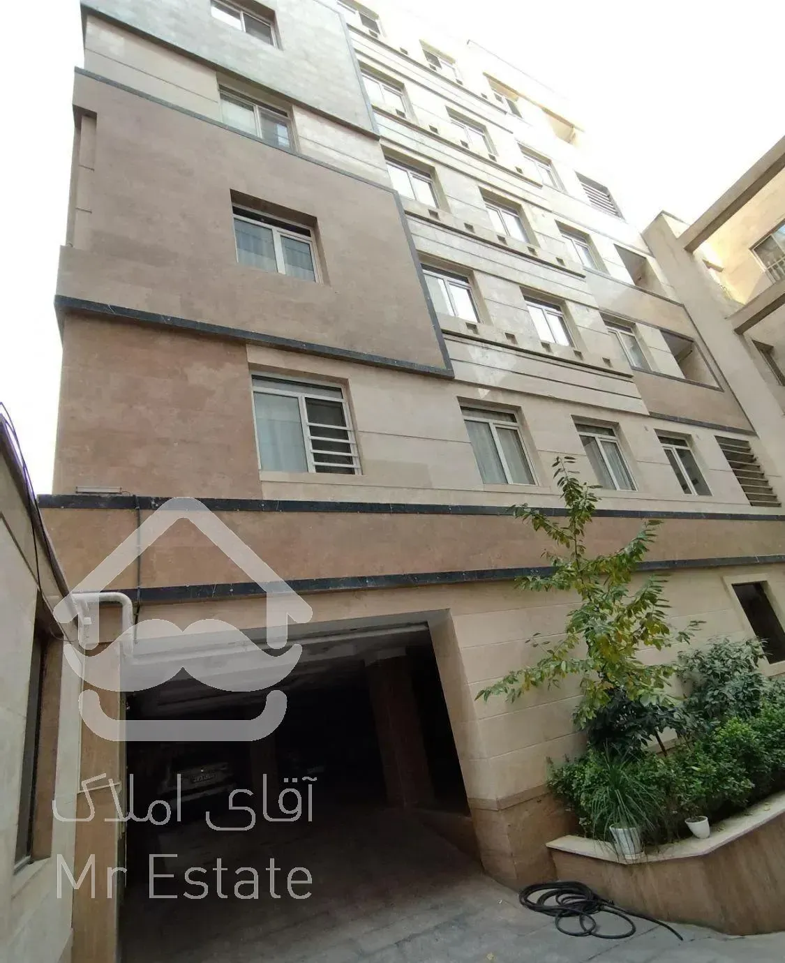 ۱۰۰متر/طبقه آخر/۲نبش آکواریوم/فایل شخصی