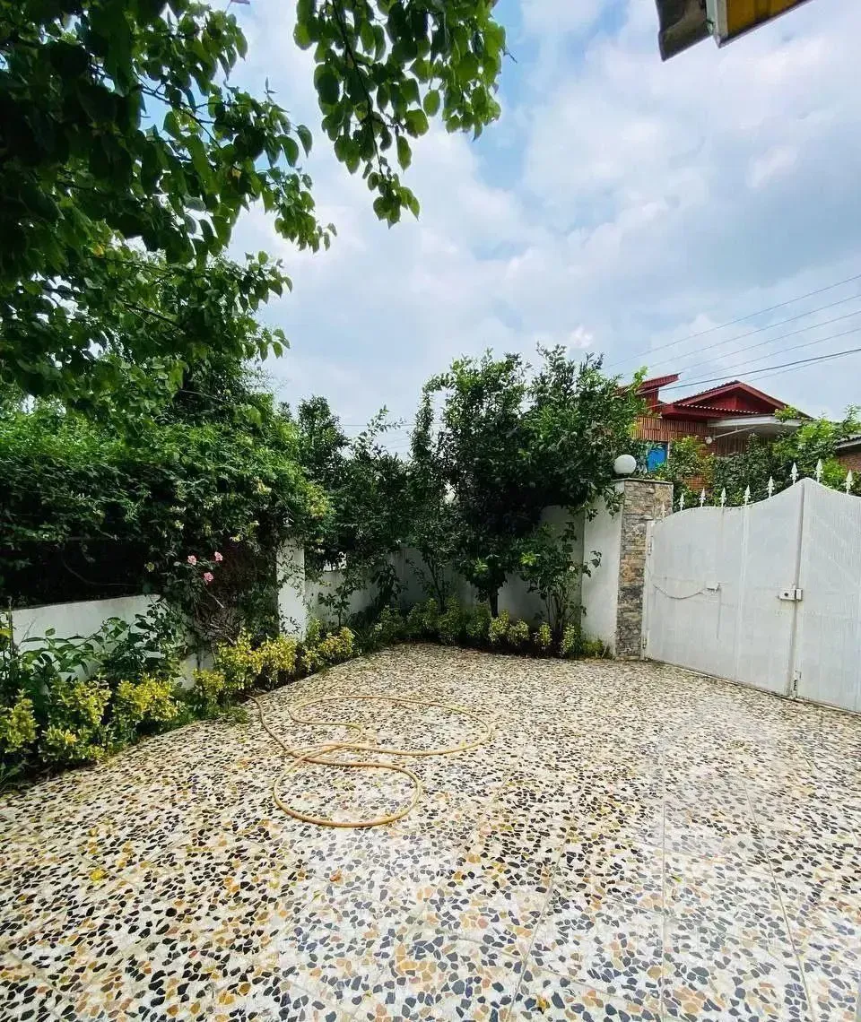 ویلا باغچه سرسبز شهرکی سند تک‌برگ