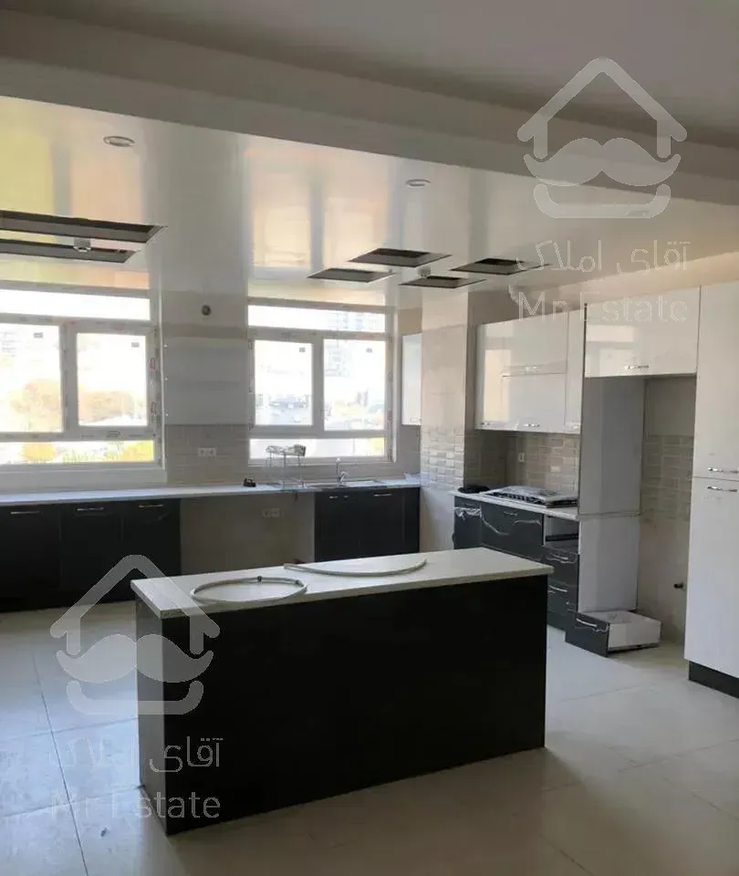 آپارتمان ۱۳۰ متر ۲ خ/پلان تفکیکی/غرق نور/نوساز