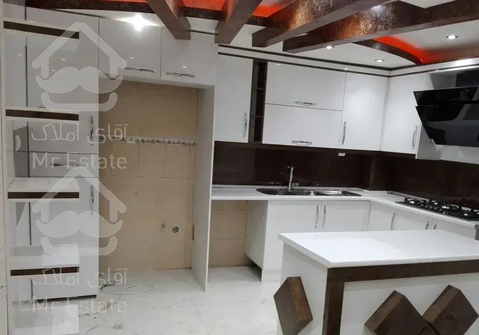 نصاب و نجار تعمیر انواع کمددیواری کابینت در اتاقی