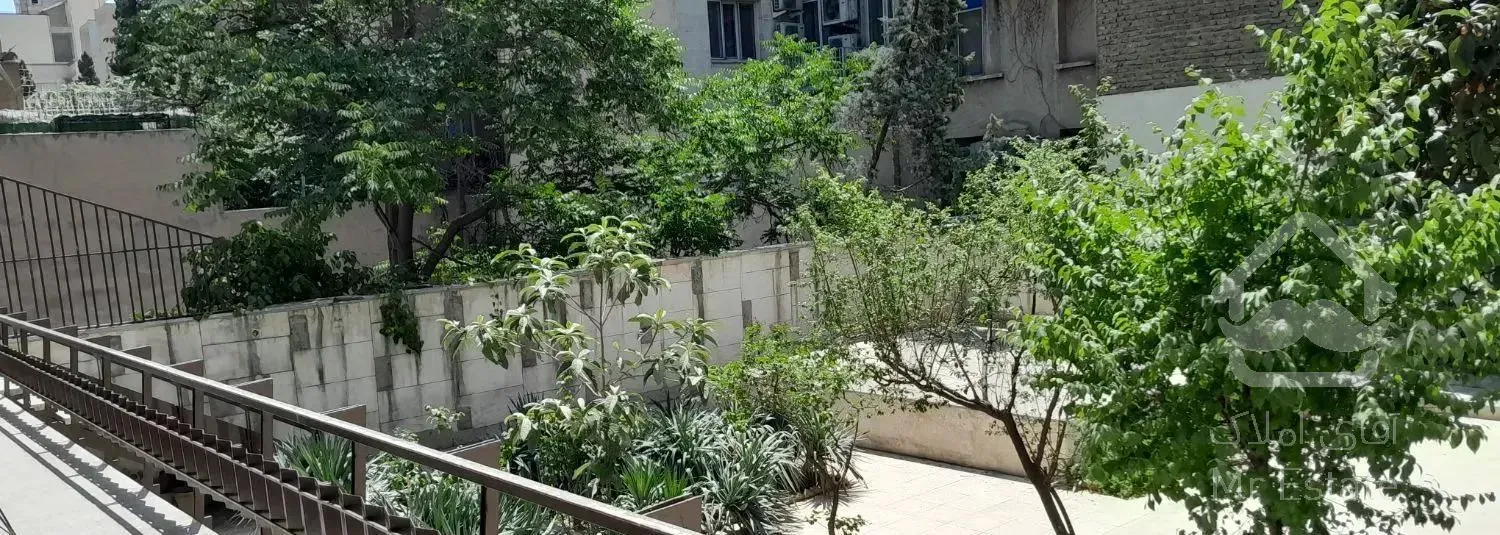 ۲۳۲متر حیاط در اختیار
