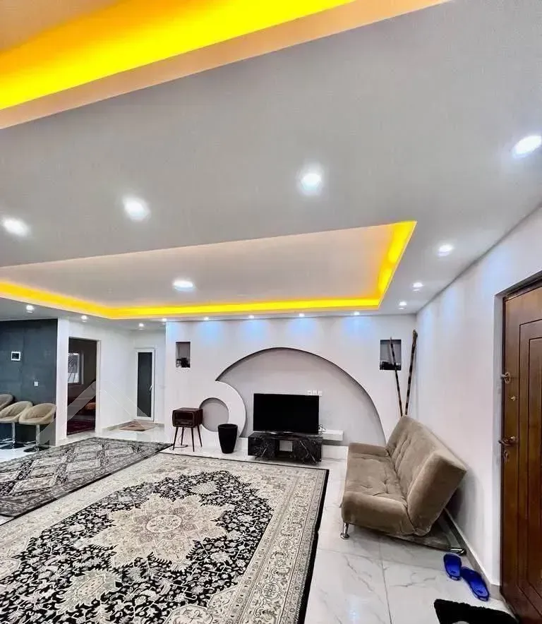 ویلا همکف حیاطدار310متری/فول مبله و شیک