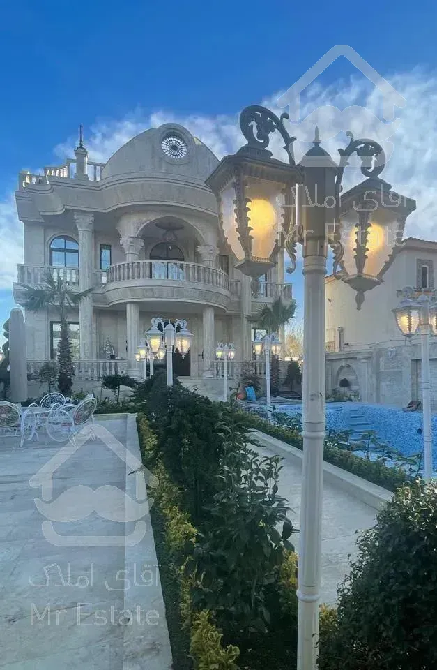 ابر ویلای کلاسیک 800 متری با متریال مدیترانه‌ای