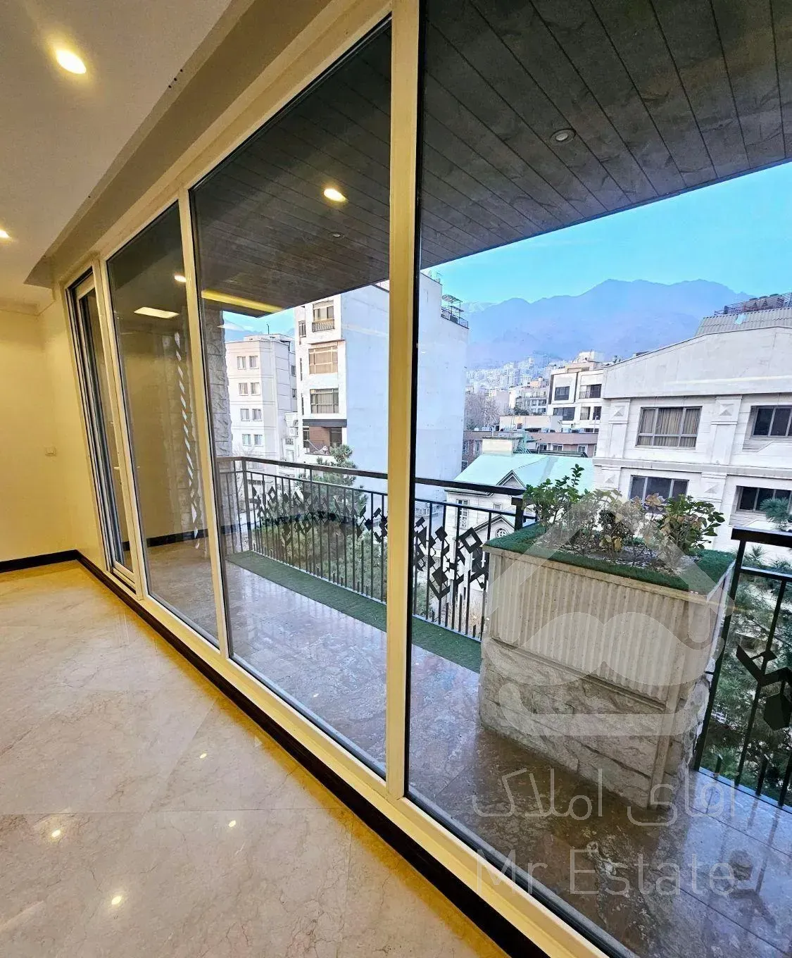 کامرانیه شمالی (۲۰۰ متر سه خوابه فول مشاعات)