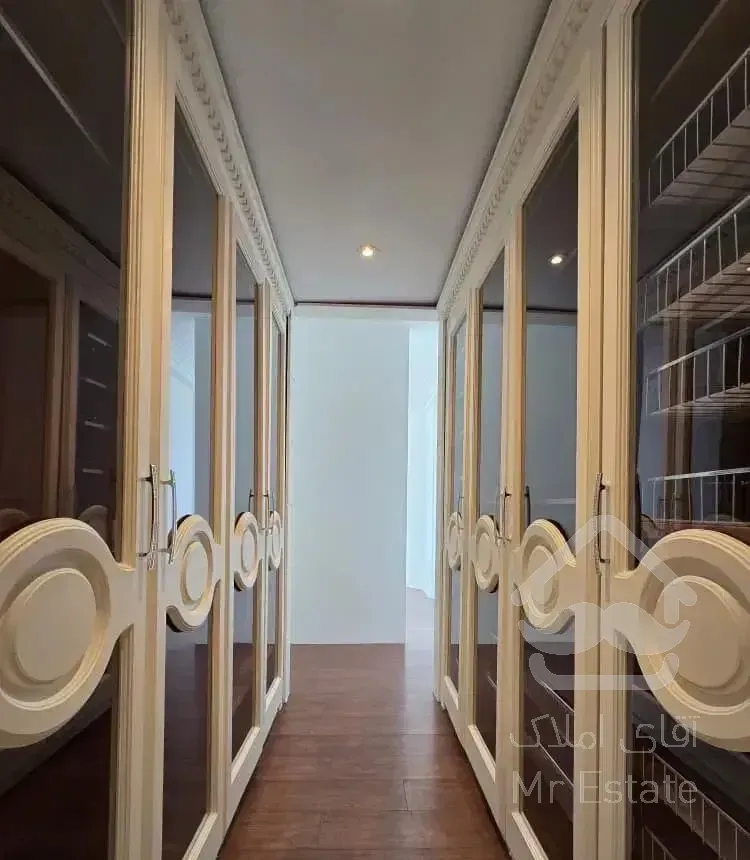 فرشته ۳۳۰ متر برج