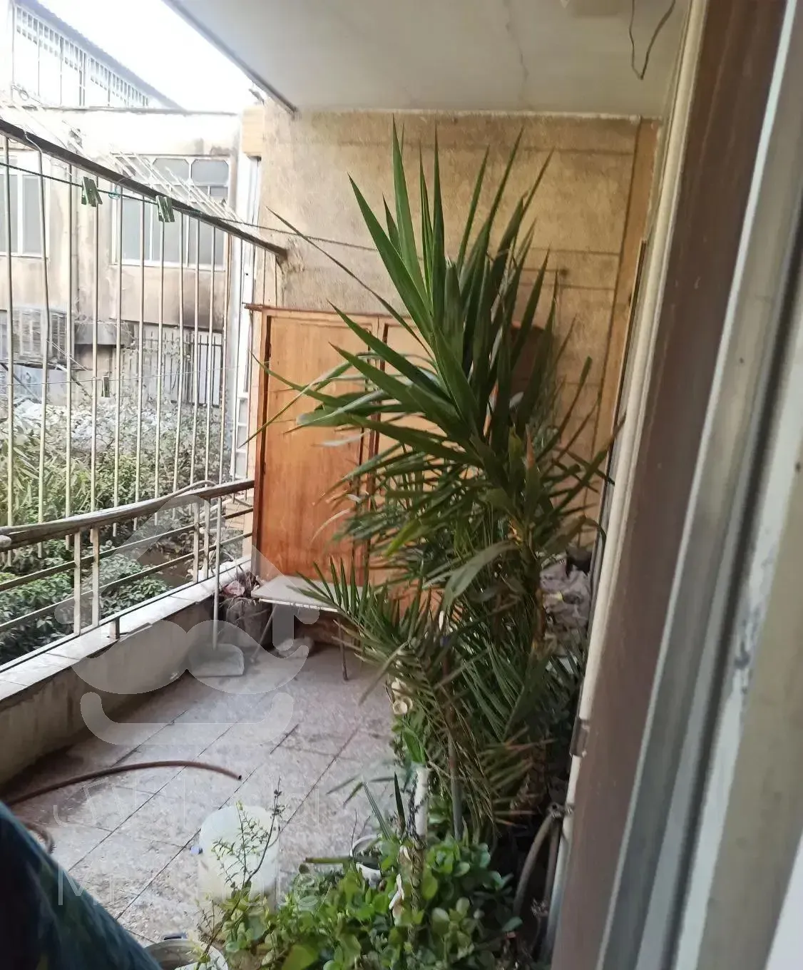 150 متر . تک واحدی  روی همکف . کلا سه واحد