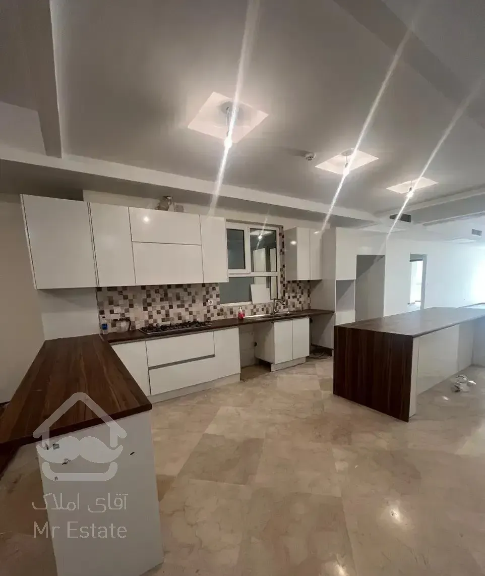 ۲۱۰ متر یک خواب مستر، گلزار