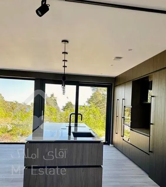 برج باغ مدرن با ویوو شهر و کوهستان