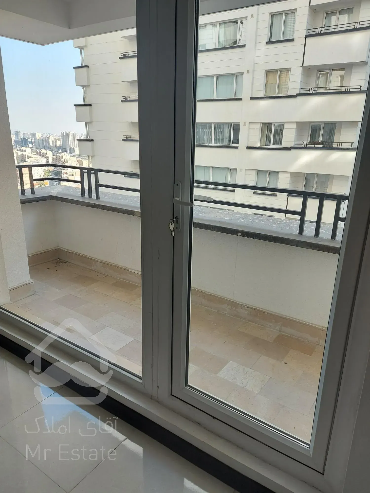 فروش ۱۴۸ متری دریاچه برج به نام سفید