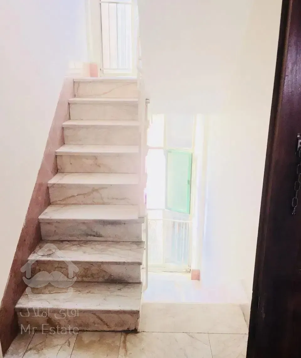 ۵۳ متر با نورگیر عالی