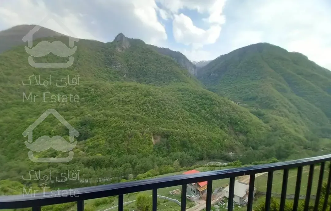 جنگلی با تراس بزرگ