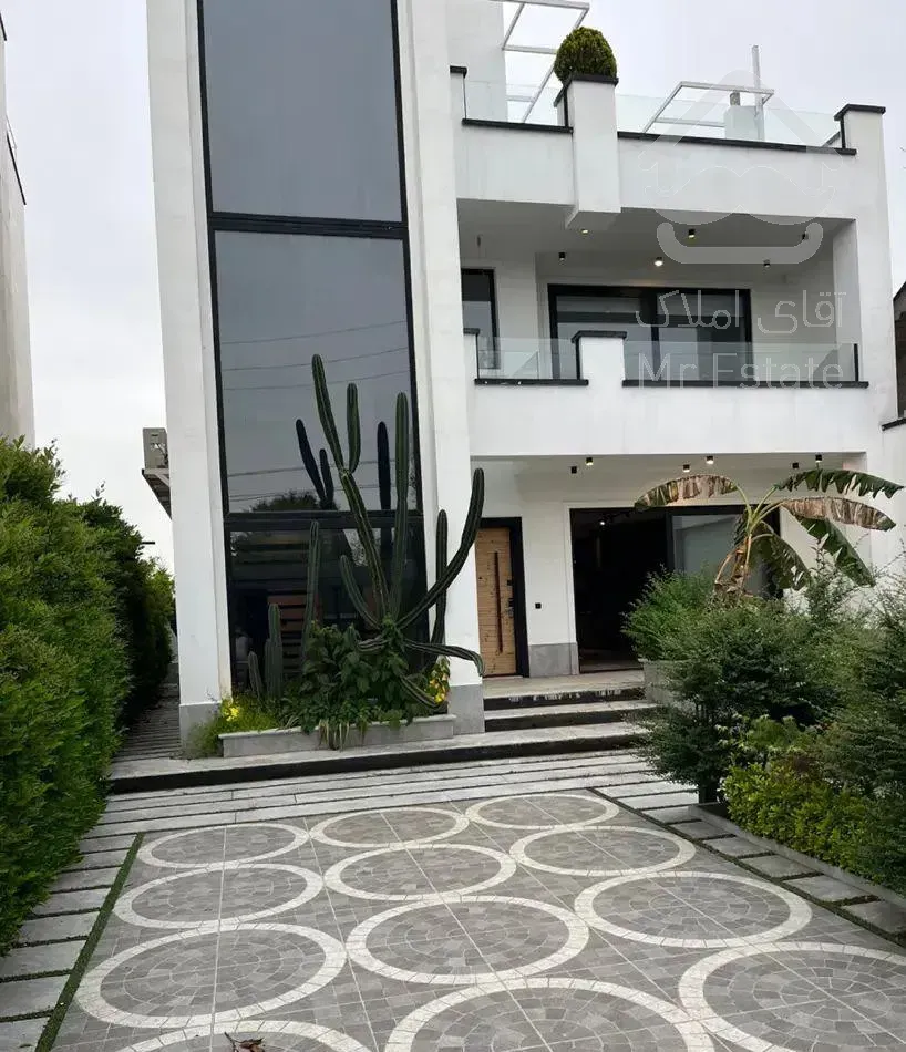 ۳۰۰متر زمین ۳۳۵متربنا ۱۶۰متر روف گاردن مرکزشهر