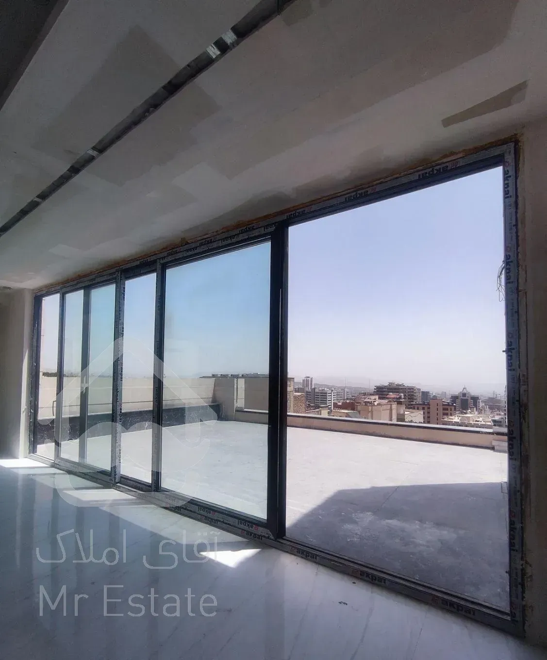 ۲۴۰متر+۱۷۰متر تراس/۴پارکینگ/پنت هاوس