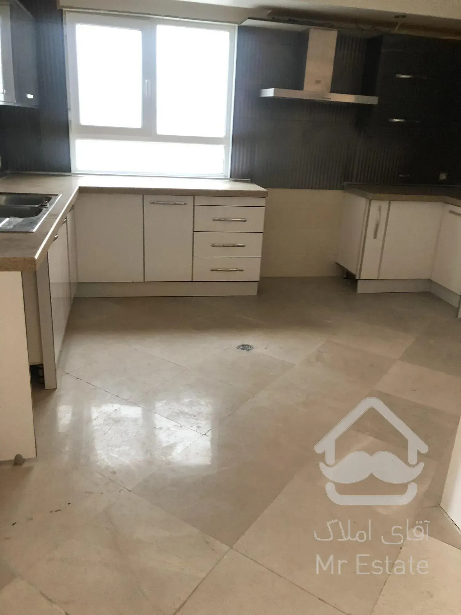 رهن و اجاره آپارتمان ۲۱۵ متری ۴ خوابه نیاوران