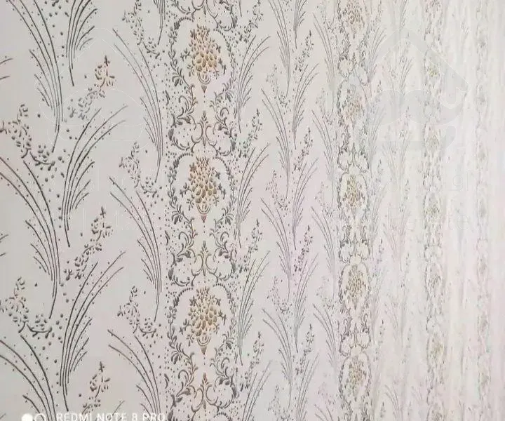 نقاش ساختمان و طرح کاغذ دیواری