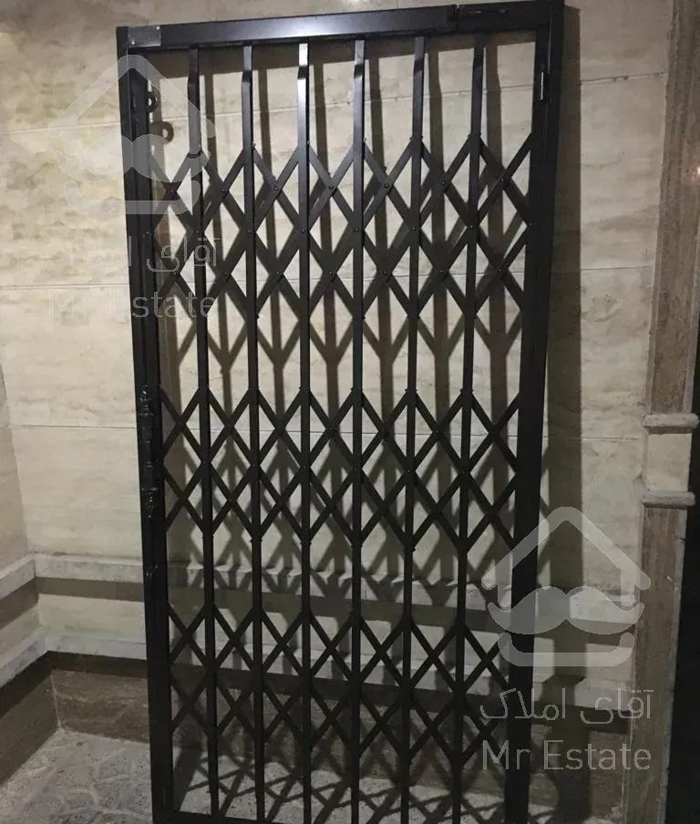 حفاظ درب آکاردئونی،نرده روی دیوار و پنجره