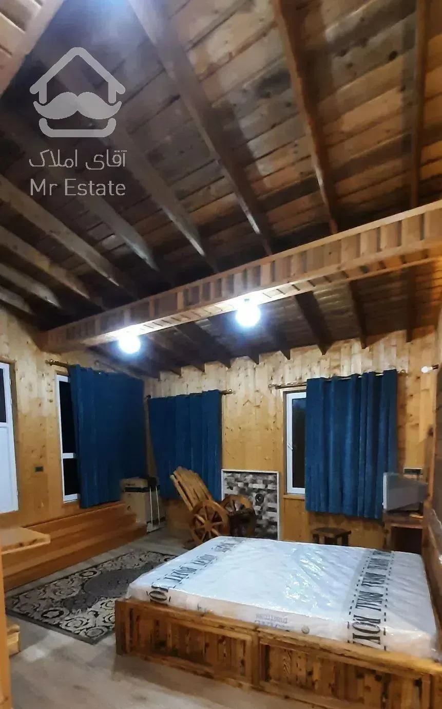 ویلا چوبی جنگلی با آبشار داخل پذیرایی