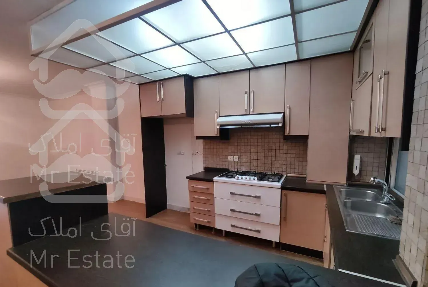 ۸۰متری/۲خواب/فول امکانات/رو به آفتاب