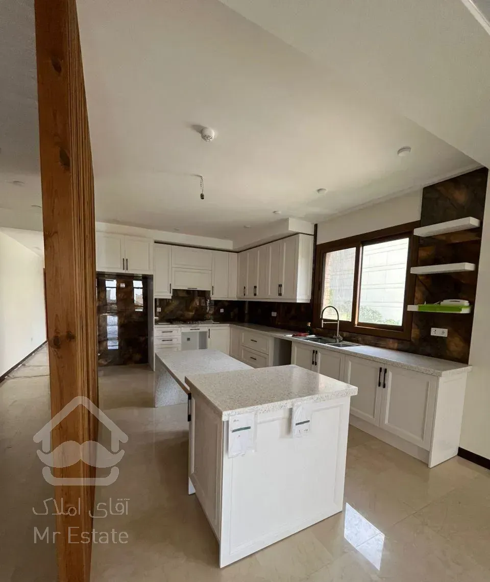 آپارتمان ۴خواب/ ۳۰۰متر/ ویو سردرختی / نیاوران