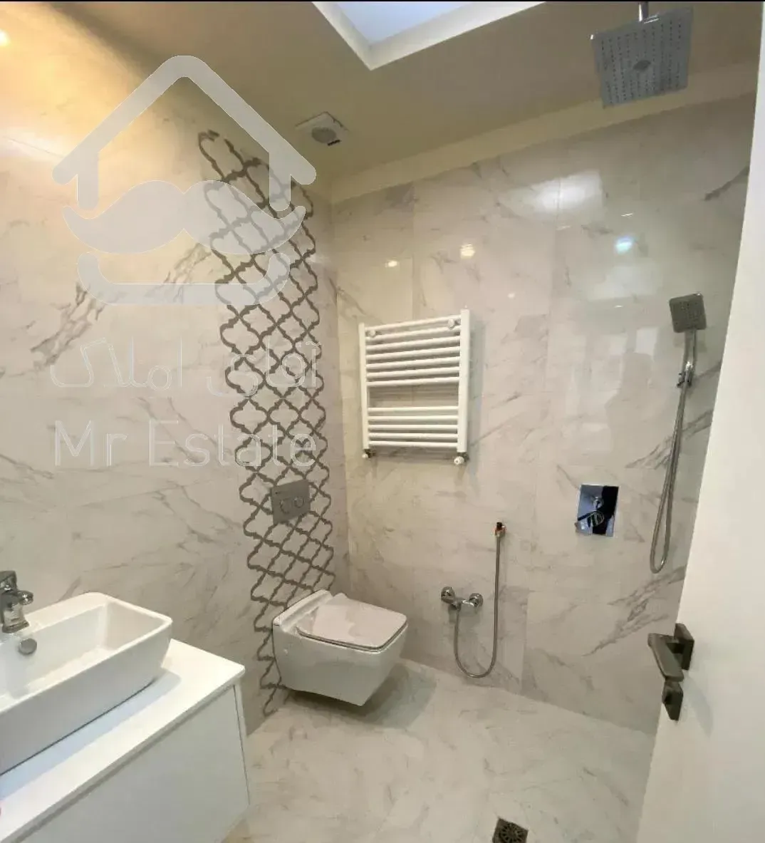 ۱۰۰متر کلیدنخورده/ ۳پارکینگ* تاپ گاندی*