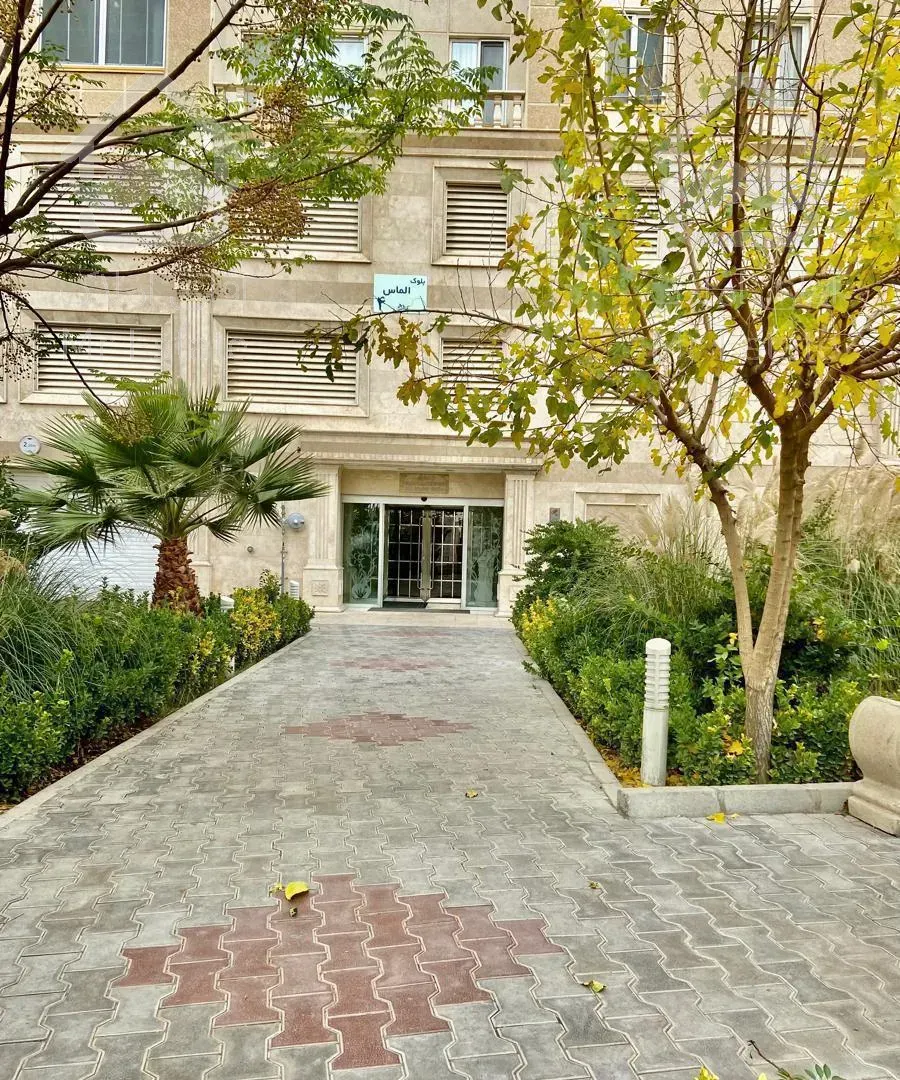 ۱۰۵ متر،نوساز،نزدیک دریاچه،جنوبی،