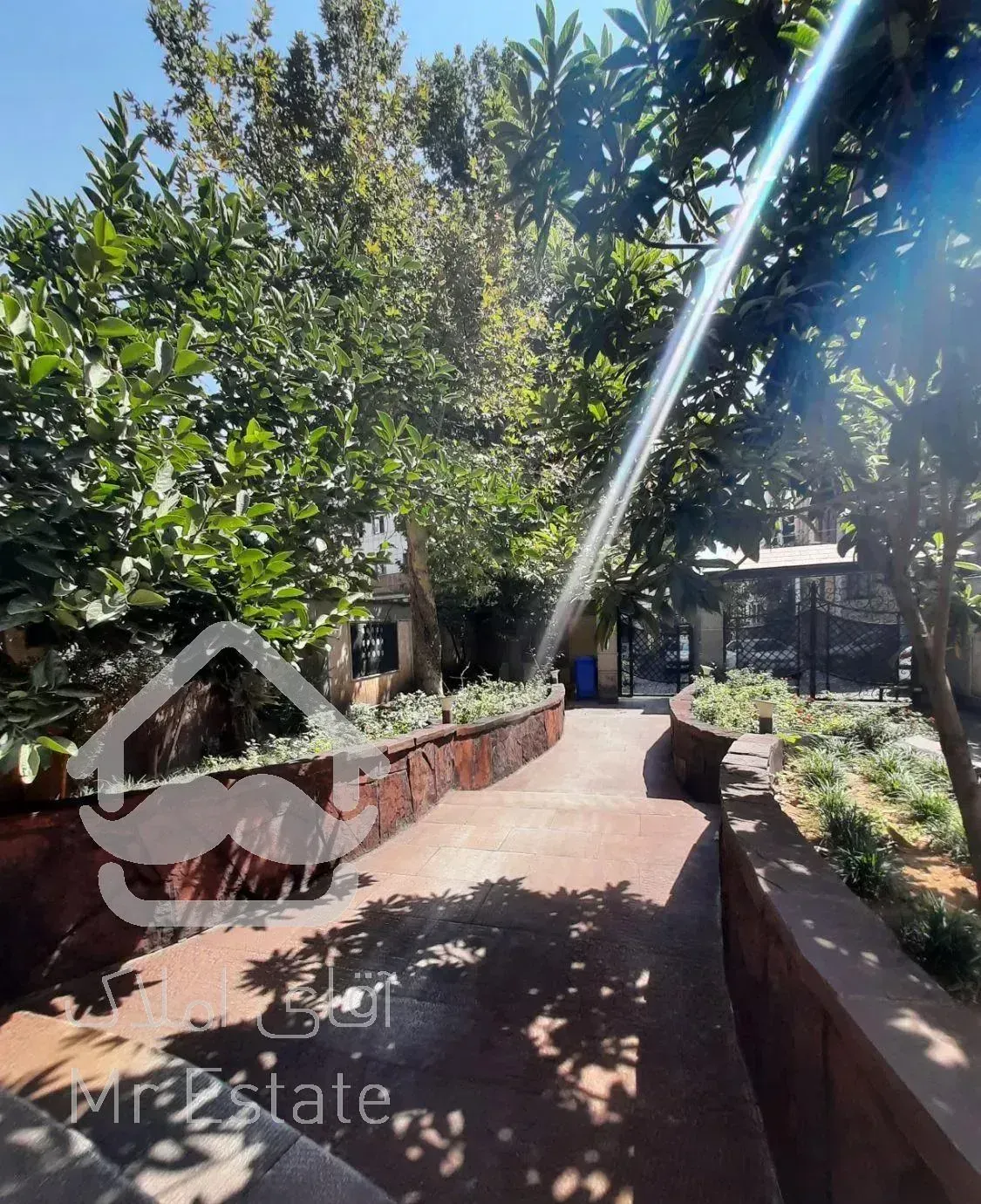 اندرزگو *۱۳۰متر۲خواب* ویو مشجر/تراس قابل چیدمان