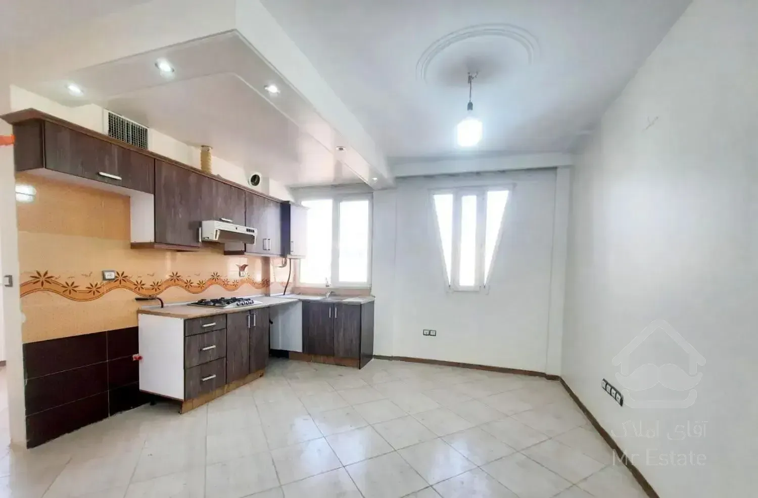 ۳۵متر/ پارکینگ اختصاصی/ انباری /۱۰ سال ساخت