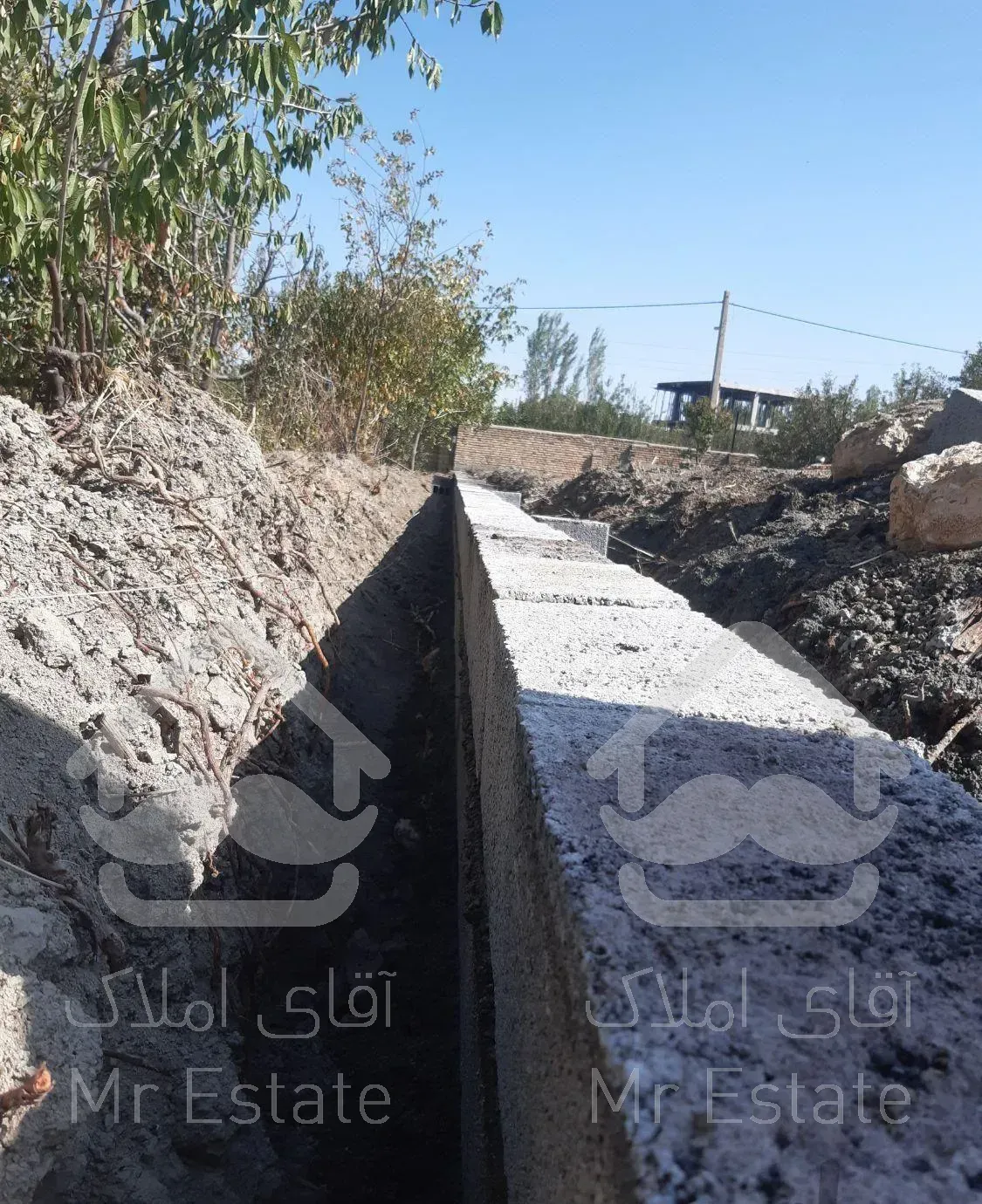 ویلا.استخر.محوطه سازی.دیوار چیئی دور باغ