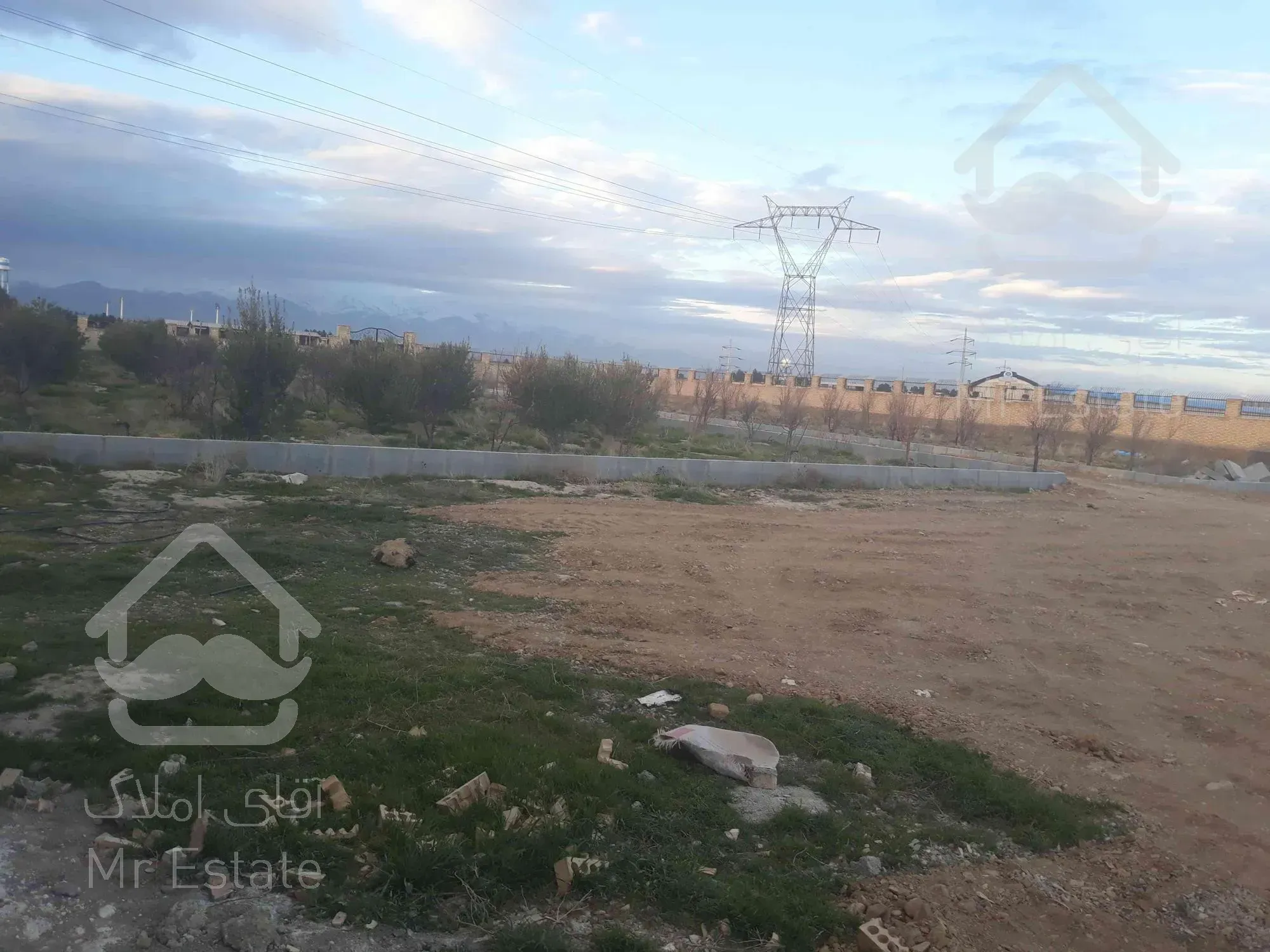 باغی به متراژ ۴۵۰۰ متر دیوار کشی شده با سند تگ برگی و مجوز