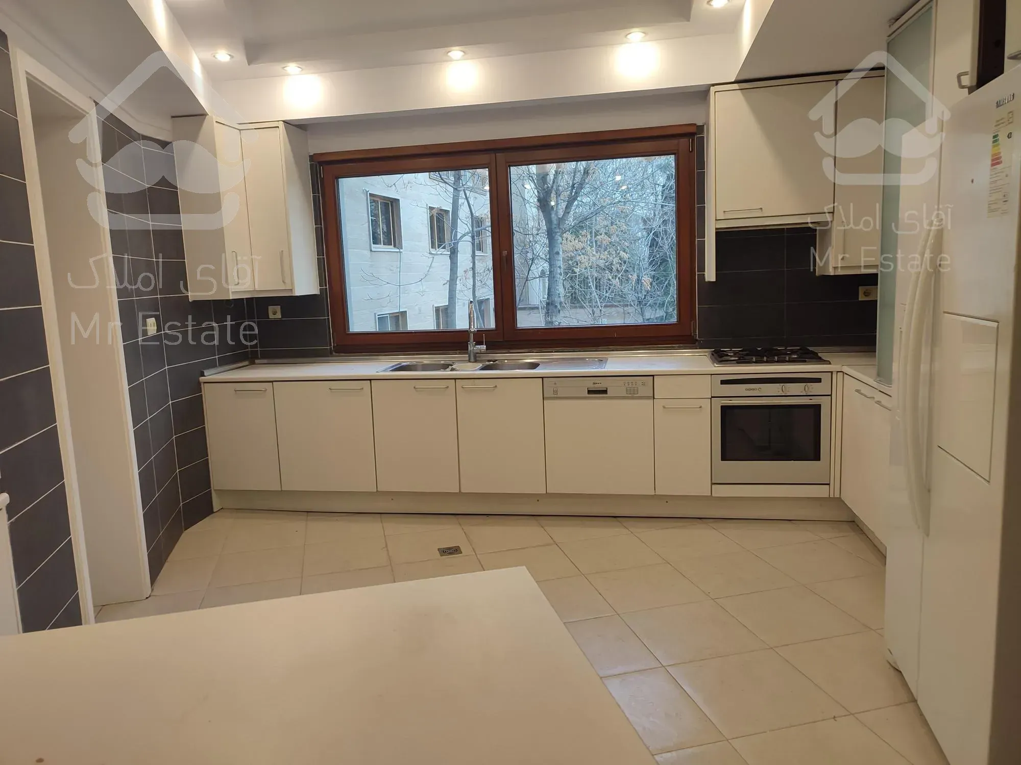 زعفرانیه/۲۳۲متر/۲پارکینگ سندی/مناسب سرمایه گذاری (راد)