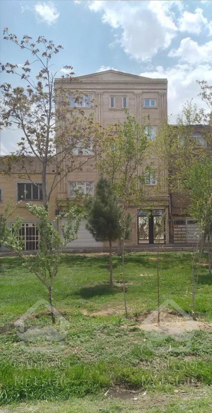 حیاط جنوبی شهرک نور چهار طبقه ۳۲۲متر