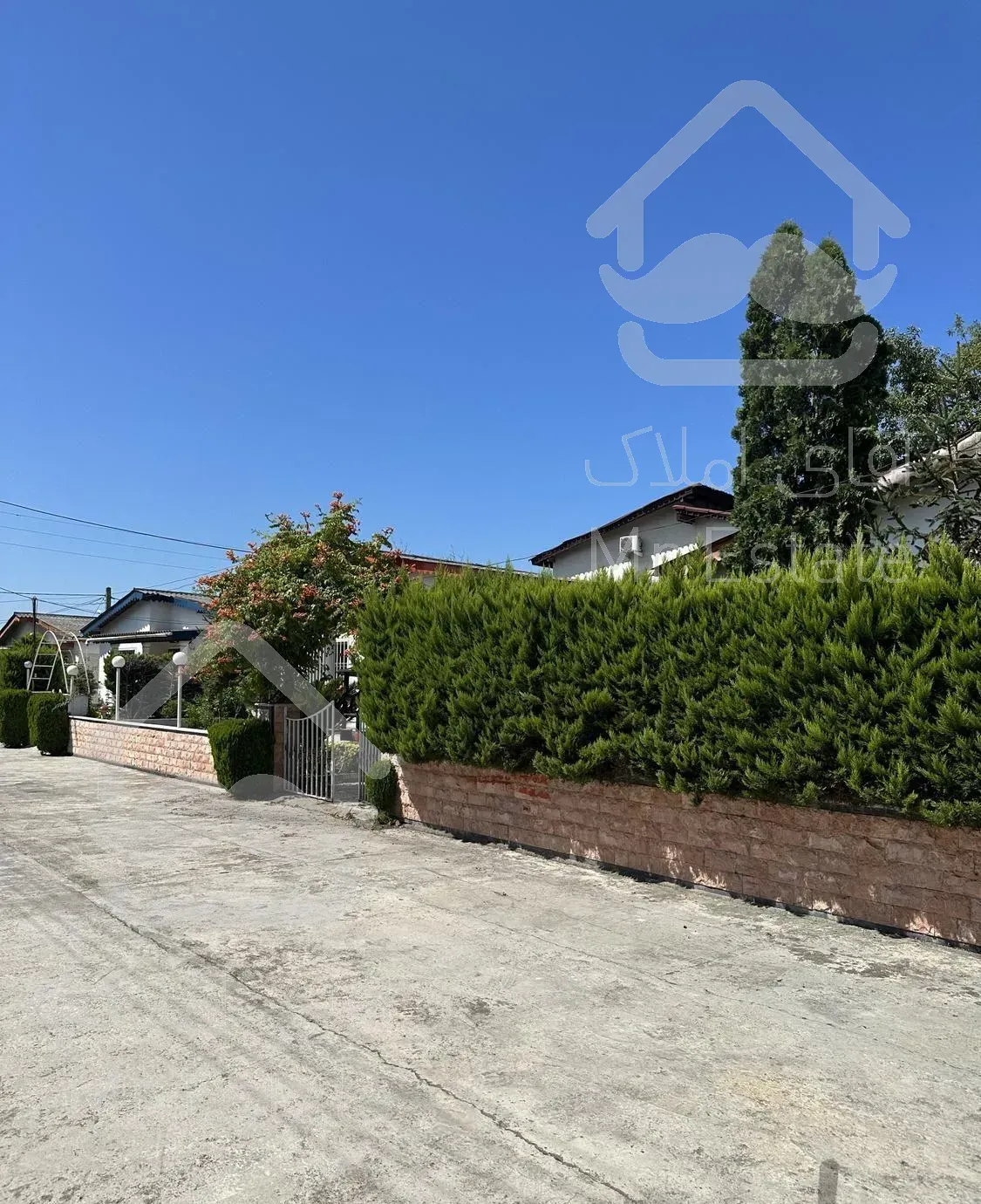 ویلا متل قو چسبیده به جاده ساحلی