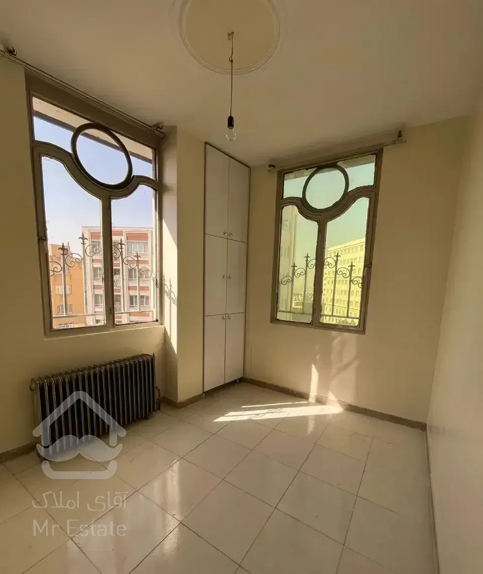 ۶۷ متری / ۲خواب /  پارکینگ /  انباری /  قائم غربی