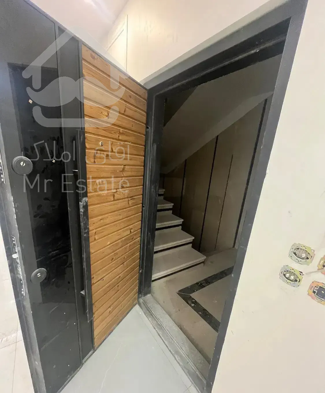 اپارتمان۱۰۵ متری۲خواب سالن پرده خور ۲ پارکینگ سندی